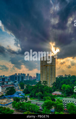 Iconico Edificio contro il drammatico Cielo e nubi durante il pomeriggio in City-State Singapore Foto Stock