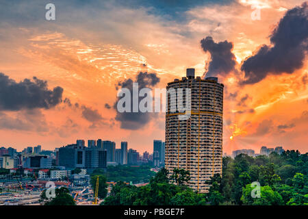 Iconico Edificio contro il drammatico Cielo e nubi durante il pomeriggio in City-State Singapore Foto Stock