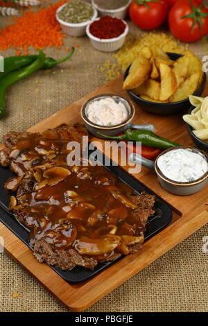 Grigliate di carni bovine carni di manzo con salsa barbecue Foto Stock