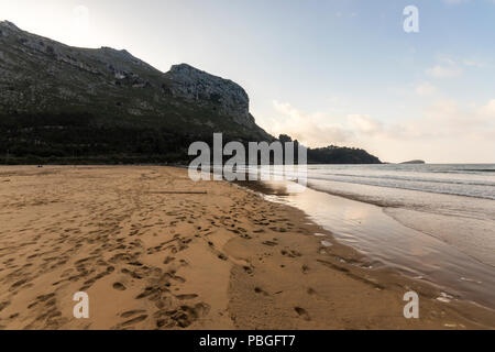 Orinon, Spagna. La Playa de Orinon, una spiaggia nel piccolo villaggio di Orinon nel comune di Castro Urdiales, Cantabria Foto Stock