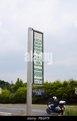 Cartello stradale per una farm shop, Morcombelake, Dorset, Regno Unito - Giovanni Gollop Foto Stock