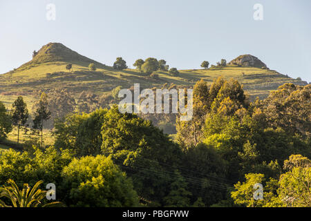 Lierganes, Spagna. Viste della Tetas de Lierganes, una coppia di letti montagne che si affacciano Lierganes, una delle più belle città in Cantabria Foto Stock