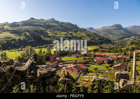 Lierganes, Spagna. Viste della Tetas de Lierganes, una coppia di letti montagne che si affacciano Lierganes, una delle più belle città in Cantabria Foto Stock