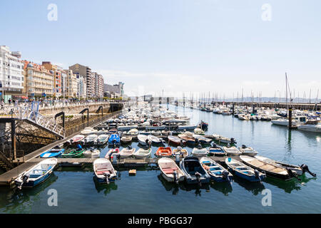 Santander, Spagna. Barche del Real Club Maritimo de Santander (RCMS), uno yacht club nella città di Santander, Cantabria Foto Stock