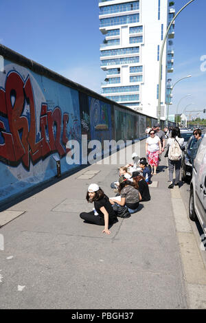 Una classe scolastica presso la East Side Gallery di Berlino Foto Stock