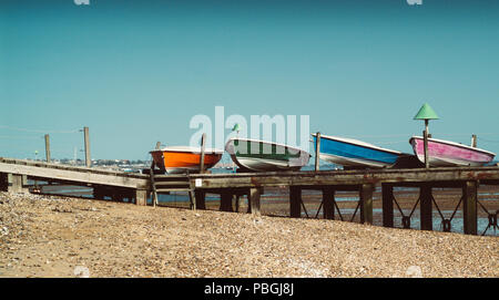 Barche colorate fotografato sulla spiaggia in Essex, Regno Unito Foto Stock