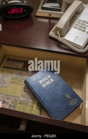 Sacra Bibbia in Hotel Room Comodino cassetto, STATI UNITI D'AMERICA Foto Stock