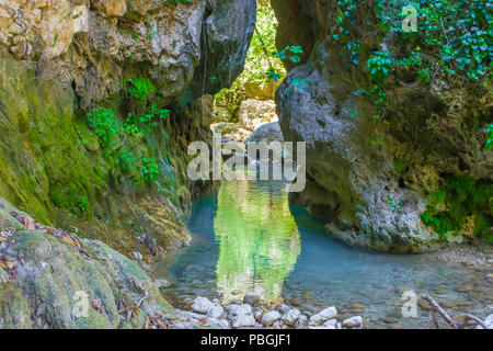 Un piccolo fiume tra le rocce in Nidri cascate area in Lefkada isola del mar Ionio in Grecia Foto Stock