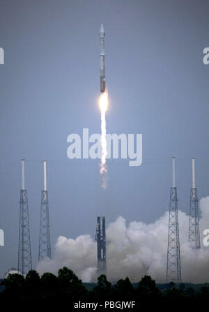 L'Atlas V/Centaur rocket si arrampica e lontano dal complesso di lancio 41 alla Cape Canaveral Air Force Station in Florida. Giugno 18, 2009 Foto Stock