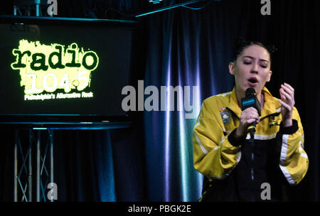 Bala Cynwyd, PA, Stati Uniti d'America. 18 Maggio, 2018. British Singer-Songwriter Vescovo Briggs visita Radio 104.5's teatro delle prestazioni. Foto Stock