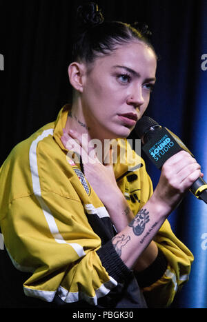 Bala Cynwyd, PA, Stati Uniti d'America. 18 Maggio, 2018. British Singer-Songwriter Vescovo Briggs visita Radio 104.5's teatro delle prestazioni. Foto Stock