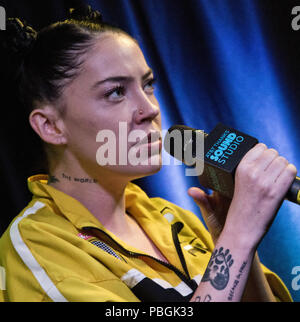 Bala Cynwyd, PA, Stati Uniti d'America. 18 Maggio, 2018. British Singer-Songwriter Vescovo Briggs visita Radio 104.5's teatro delle prestazioni. Foto Stock