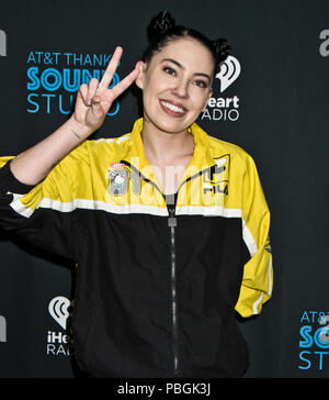 Bala Cynwyd, PA, Stati Uniti d'America. 18 Maggio, 2018. British Singer-Songwriter Vescovo Briggs visita Radio 104.5's teatro delle prestazioni. Foto Stock