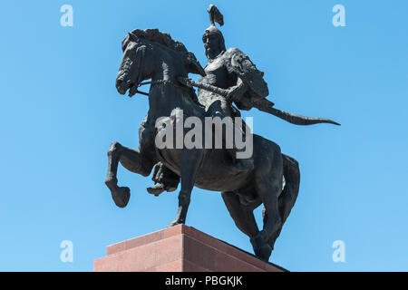 Statua di Manas, un eroe del Kirghizistan, in sella ad un cavallo. Bishkek, Kirghizistan. Foto Stock