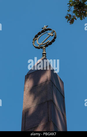 Le Guardie rosse Memorial, a coloro che sono morti nella rivolta bolscevica del 1918. Oak Park a Bishkek, la città capitale del Kirghizistan. Foto Stock