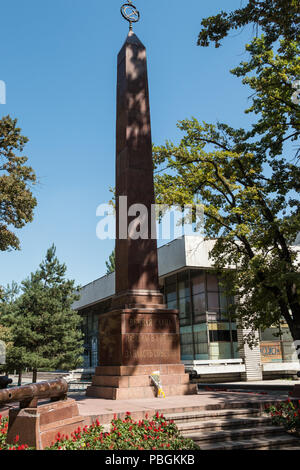 Le Guardie rosse Memorial, a coloro che sono morti nella rivolta bolscevica del 1918. Oak Park a Bishkek, la città capitale del Kirghizistan. Foto Stock