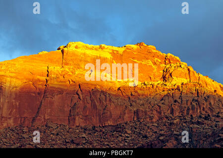 Bagliore rosso su una parete del Canyon in Capital Reef National Park nello Utah Foto Stock