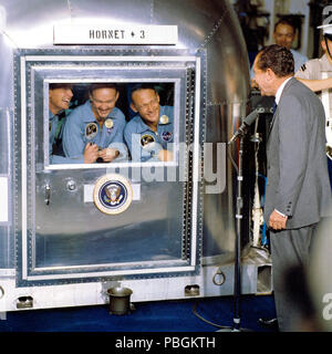 (24 luglio 1969) Il Presidente Richard M. Nixon era nel Pacifico centrale area di recupero per accogliere l'Apollo 11 astronauti a bordo il Museo della Portaerei U.S.S. Hornet Foto Stock