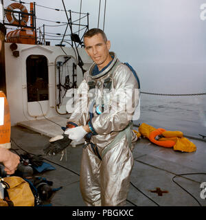 Gene Cernan sorge sul ponte della NASA Nave Retriever dopo adeguamento fino per la fuoriuscita dell'acqua di formazione nel Golfo del Messico. Foto Stock