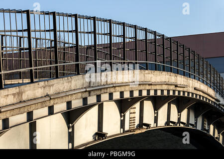 Un ponte pedonale in città area industriale nella luce solare contro il cielo blu Foto Stock