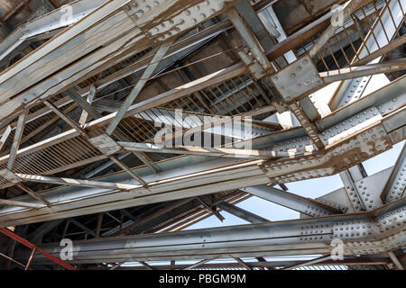 Vista dettagliata di acciaio treno via costruzione di ponti Foto Stock