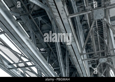 Acciaio arrugginito ponte ferroviario capriate. background industriale Foto Stock