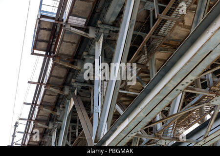 Frammento di metallo treno via ponte in zona industriale. vista dal basso Foto Stock