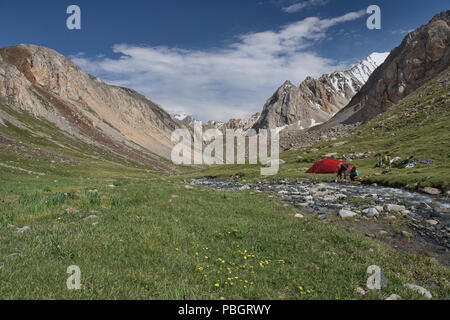 Camp alpino sulle altezze di epica di Alay percorso, Alay, Krygyzstan Foto Stock