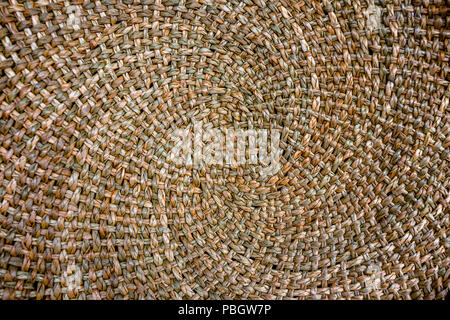 Modello circolare di paglia di tessitura superficiale marrone. Un buon motivo per lo sfondo. Foto Stock