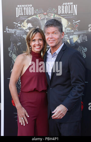 Premiere di 'Sicario: Giorno del Soldado" tenutasi presso il Westwood Regency Theatre di Los Angeles in California con: Gioia Liefeld, Rob Liefeld dove: Los Angeles, California, Stati Uniti quando: 26 giu 2018 Credit: Sheri Determan/WENN.com Foto Stock