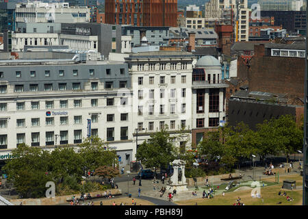 Edifici per uffici e Travelodge hotel intorno a Piccadilly Gardens nel centro di Manchester Foto Stock