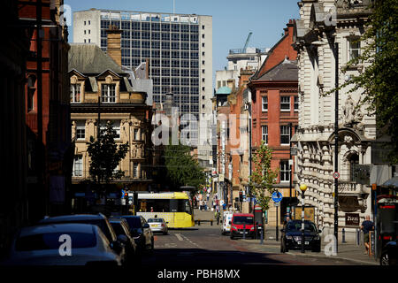 Il centro città di Manchester King Street sistemazione high street guardando Albert Bridge House a distanza Foto Stock