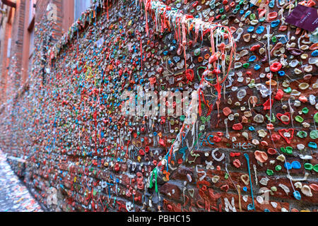 La gomma di parete, di Seattle che è un punto di riferimento locale nel centro cittadino di Seattle, nel Post Alley sotto il Pike Place Market. Foto Stock