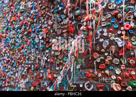 La gomma di parete, di Seattle che è un punto di riferimento locale nel centro cittadino di Seattle, nel Post Alley sotto il Pike Place Market. Foto Stock