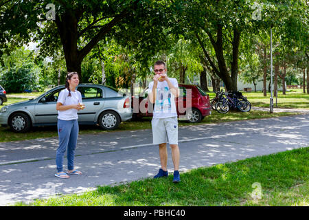 Di Zrenjanin, Vojvodina, Serbia - Giugno 24, 2018: Giornata libera per il pasto di barbecue e socializzare e popolo sono da club di arti marziali "Real Aikido Zrenjanin Foto Stock