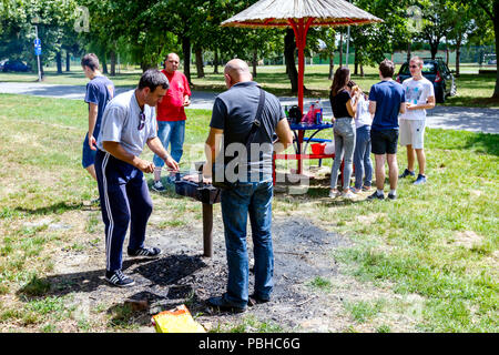 Di Zrenjanin, Vojvodina, Serbia - Giugno 24, 2018: Giornata libera per il pasto di barbecue e socializzare e popolo sono da club di arti marziali "Real Aikido Zrenjanin Foto Stock