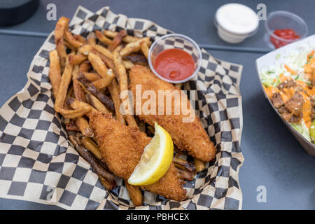 Pesce e patatine. Britannico tradizionale piatto caldo consistente di pesce fritto e patatine. Foto Stock