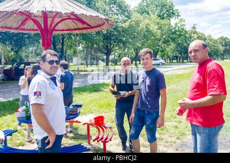 Di Zrenjanin, Vojvodina, Serbia - Giugno 24, 2018: Giornata libera per il pasto di barbecue e socializzare e popolo sono da club di arti marziali "Real Aikido Zrenjanin Foto Stock