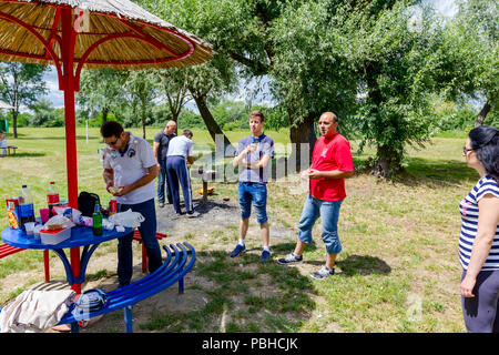 Di Zrenjanin, Vojvodina, Serbia - Giugno 24, 2018: Giornata libera per il pasto di barbecue e socializzare e popolo sono da club di arti marziali "Real Aikido Zrenjanin Foto Stock