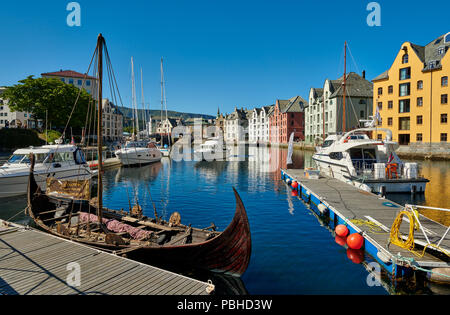 Vista del vecchio porto storico con edifici Art Nouveau, Ålesund, Norvegia, Europa Foto Stock