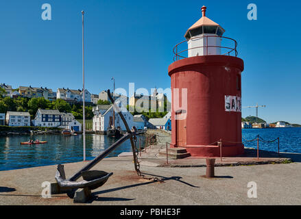 Faro e ancoraggio all ingresso del porto vecchio, Ålesund, Norvegia, Europa Foto Stock