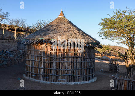 Tipico del Gibuti arrotondata di capanne in un villaggio nel nord del Gibuti, giorno Parco Nazionale Foreste ( Forêt du giorno) nel Corno d Africa Foto Stock