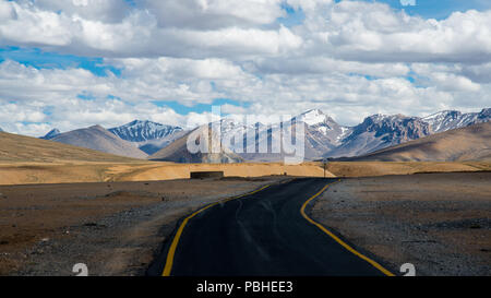 Bella himalaya vista della regione ladakh (Manali - Leh Road), Ladakh, Kashmir, India.Asphalt strada che conduce verso le vette di montagna Foto Stock
