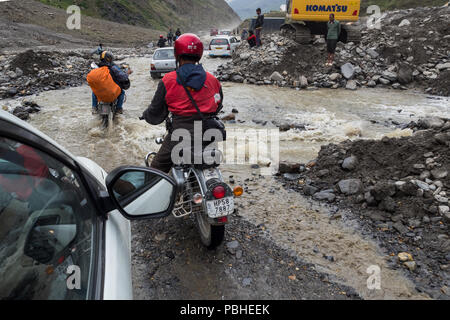 Strada attraverso l'Himalaya da Manali a Leh/Ladakh, Kashmir, India 2018. Motociclisti e autovetture su strade strette nell'Himalaya. Foto Stock