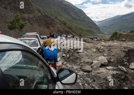 Strada attraverso l'Himalaya da Manali a Leh/Ladakh, Kashmir, India 2018. Motociclisti e autovetture su strade strette nell'Himalaya. Foto Stock