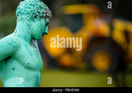 Statua di narciso, copia romana di originale greco di artista sconosciuto dal V secolo A.C., escavatore giallo in background Foto Stock