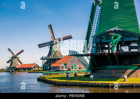 Tradizionali mulini a vento olandese si trova lungo il fiume Zaan, Zaanse Schans, Paesi Bassi. Foto Stock