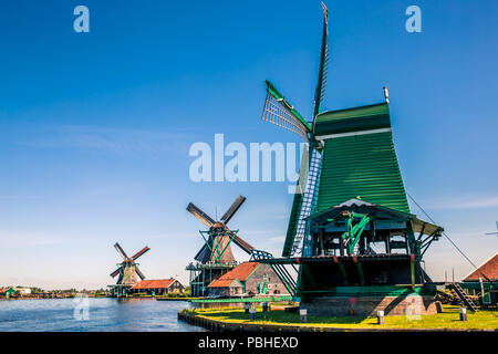 Tradizionali mulini a vento olandese si trova lungo il fiume Zaan, Zaanse Schans, Paesi Bassi. Foto Stock