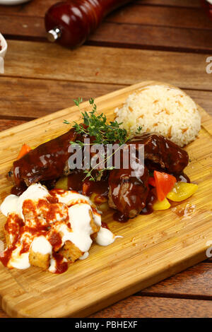 Grigliata di filetto di manzo con salsa barbecue e riso pilaf Foto Stock