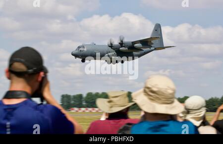 United States Air Force MC-130J Commando II multimission combattere transport & special ops tanker in atterraggio a RAF Fairford Foto Stock